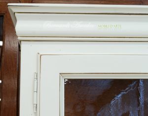 Classic style wooden display cabinet with 2 doors with ivory lacquered finish and wood stain